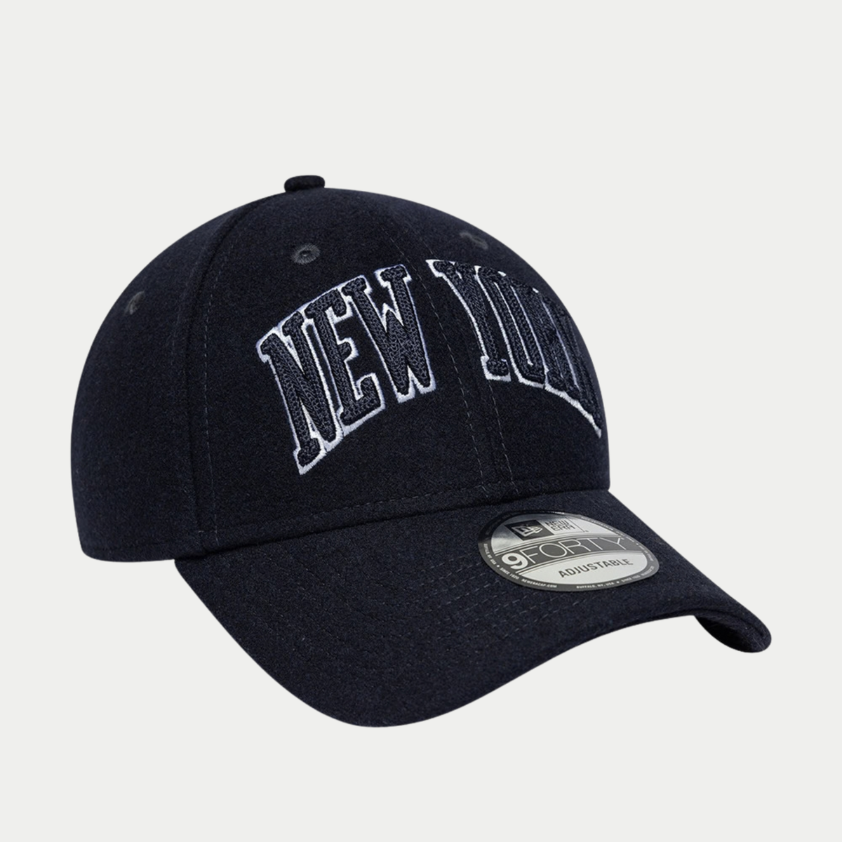 Trois quarts côté opposé de la 9Forty Yankees bleu marine, visière courbée et sticker 9Forty