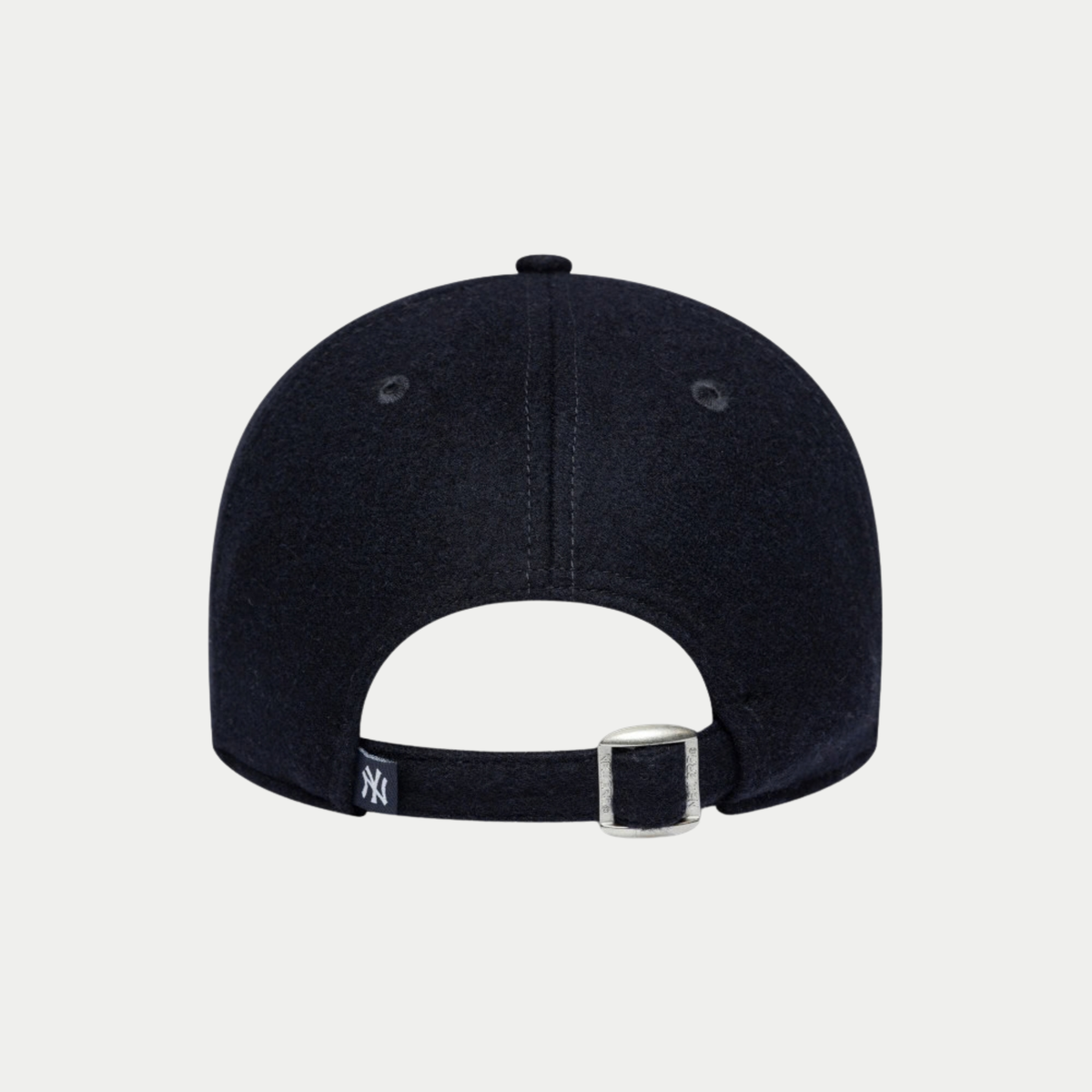 Dos de la casquette Yankees MLB Script bleu marine : étiquette NY tissée et sangle à boucle métallique