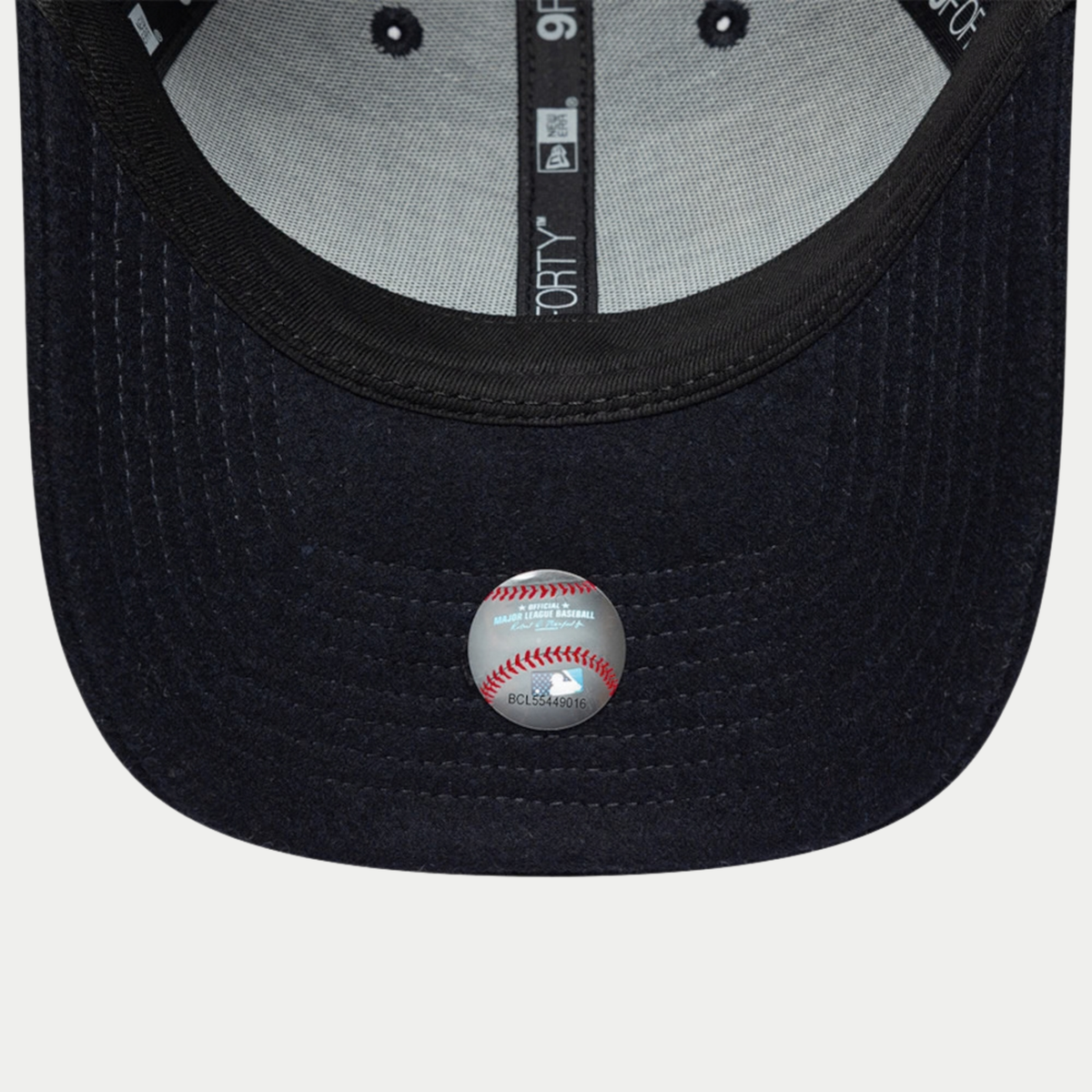 Dessous de visière bleu marine et intérieur de la 9Forty Yankees, ruban siglé New Era et sticker MLB