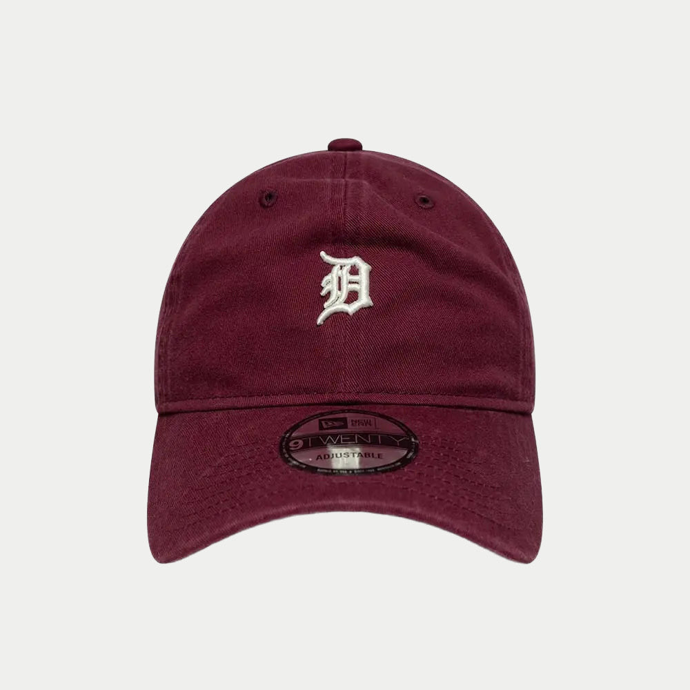 Vue de face : le mini logo Detroit Tigers ressort en blanc cassé sur la toile coton rouge foncé délavée