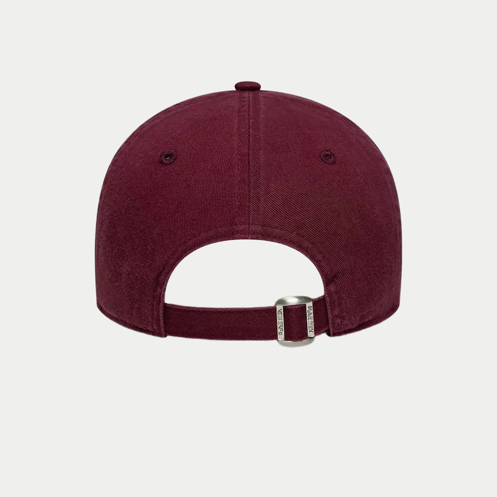Arrière de la casquette rouge foncé : sangle en toile et boucle métal coulissante fermant le tour de tête