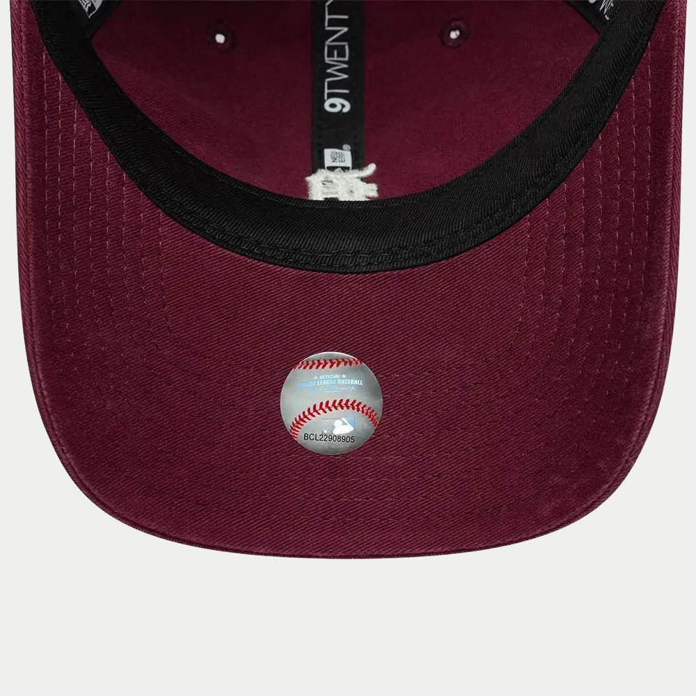 Dessous de la visière rouge foncé, bandeau intérieur noir, étiquette 9Twenty et pastille MLB officielle