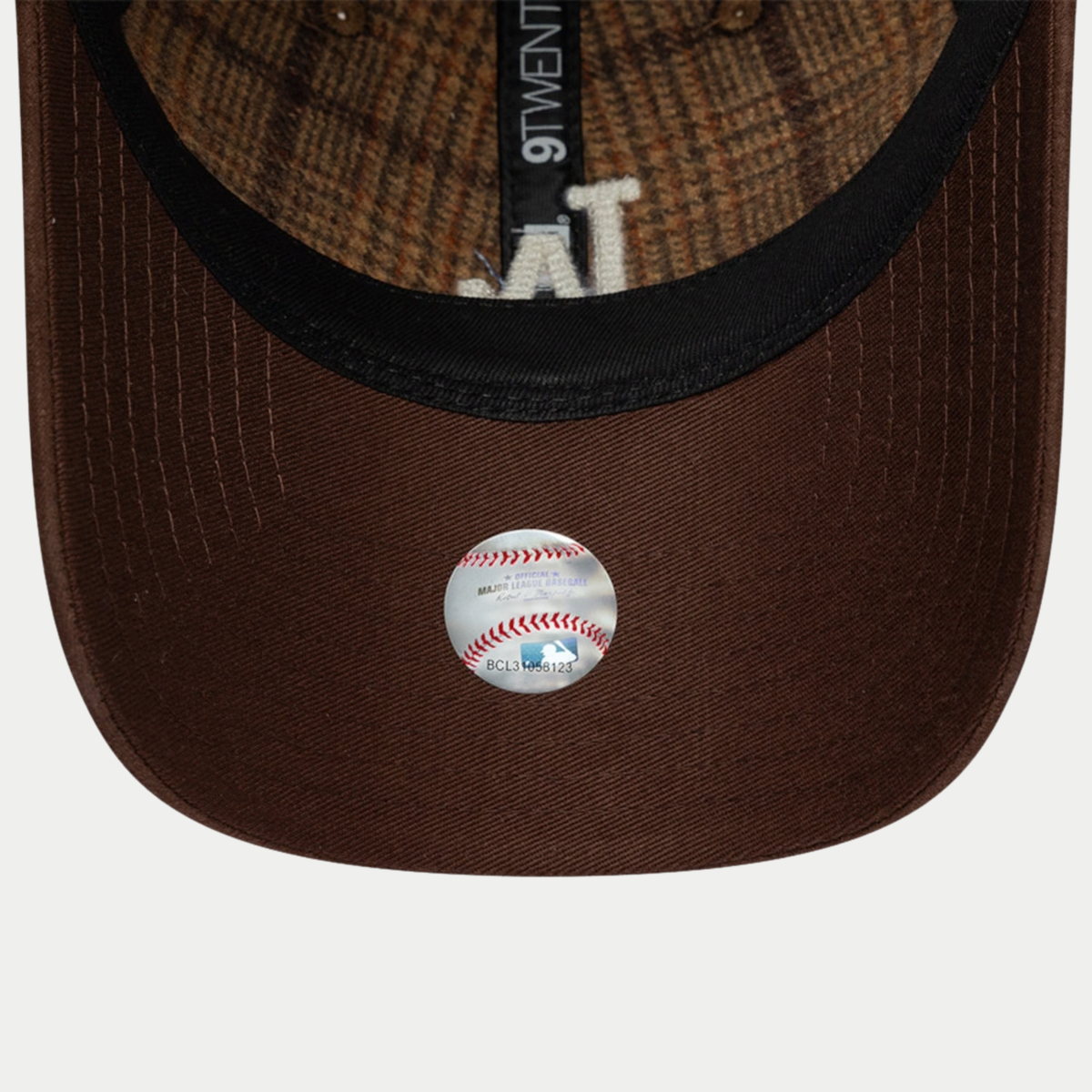 Casquette 9Twenty LA Dodgers Mix Check New Era - dessous de la visière marron foncé et hologramme MLB