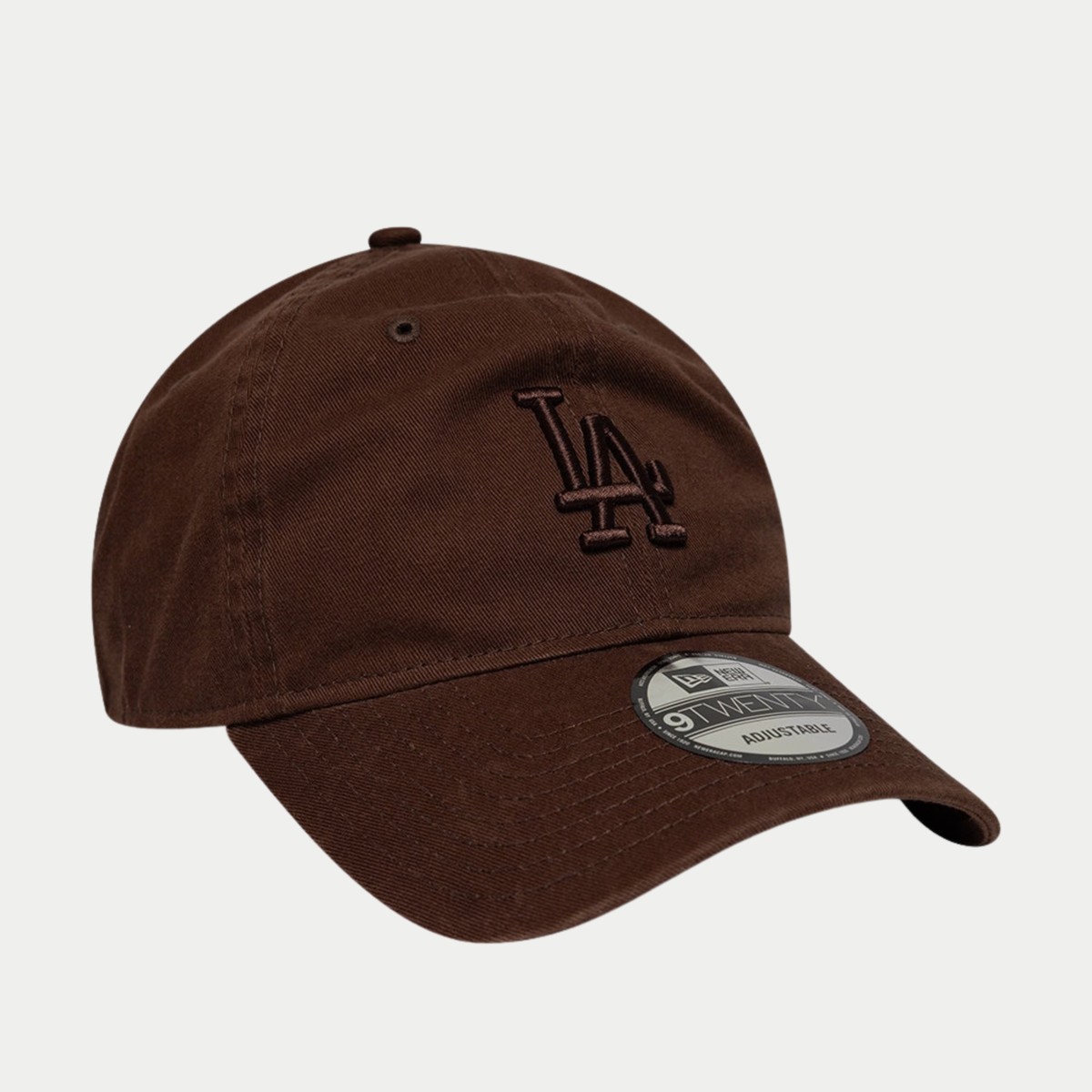 Casquette LA Dodgers marron vue de trois-quarts droite, visière courbée et sticker 9Twenty