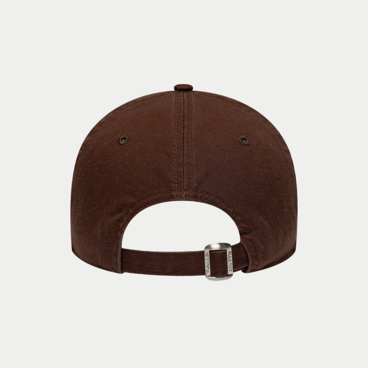 Dos de la casquette 9Twenty marron : sangle en tissu et boucle métal argentée