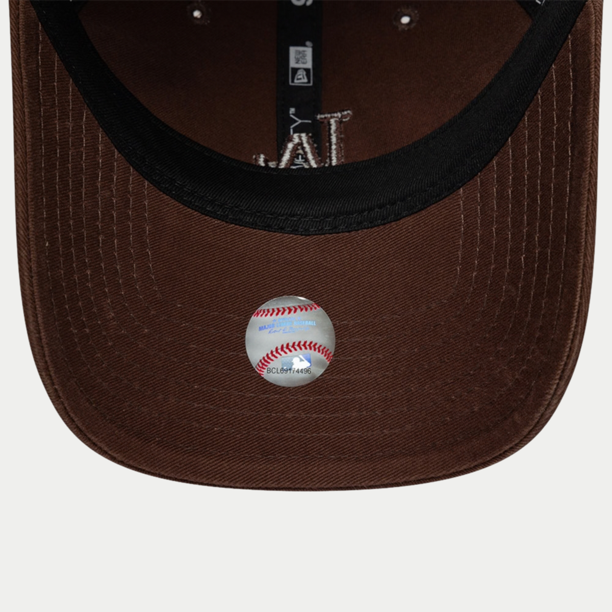 Dessous de la visière marron avec sticker MLB officiel en forme de balle de baseball