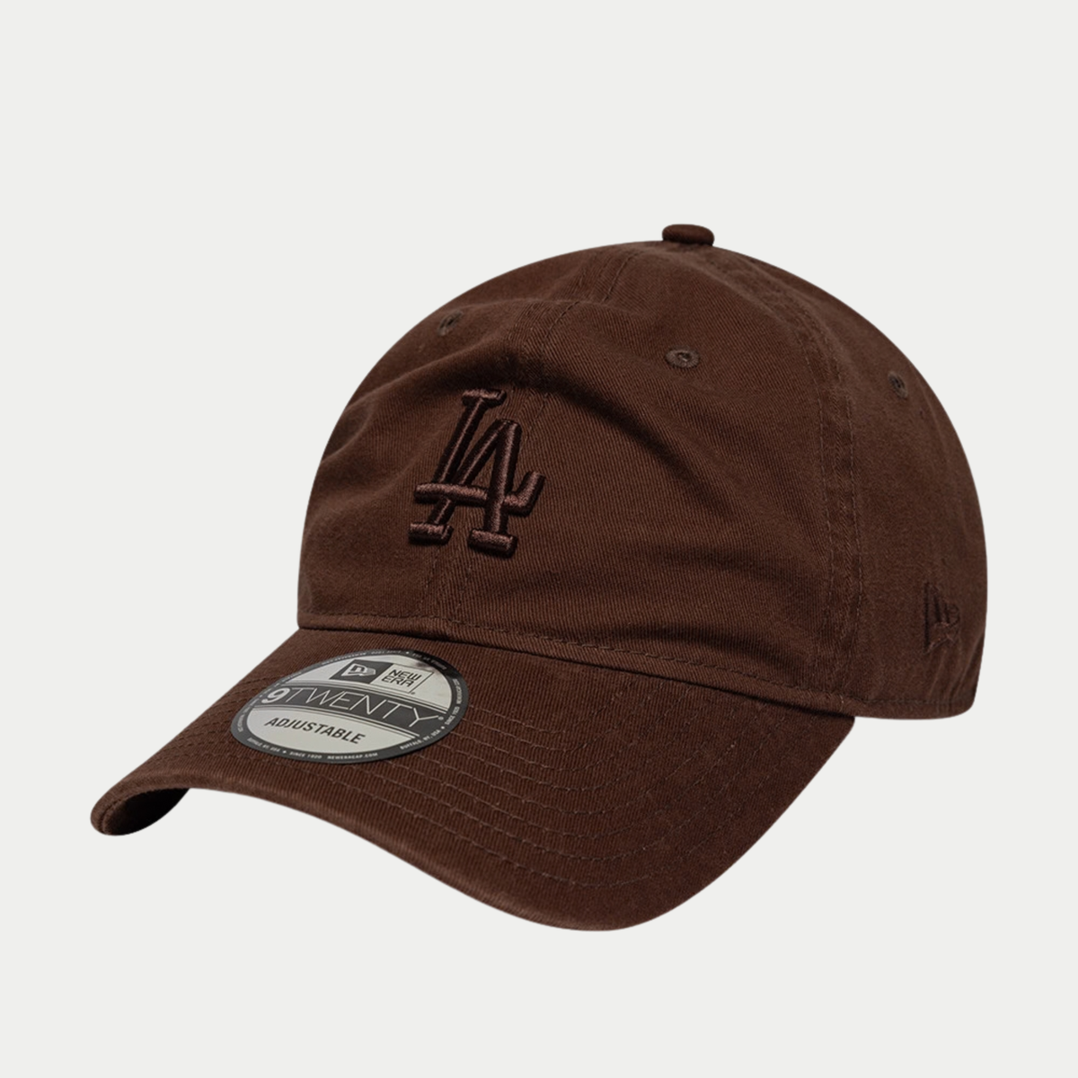 Casquette 9Twenty LA Dodgers Washed Midi Logo marron New Era de trois-quarts, logo LA brodé ton sur ton