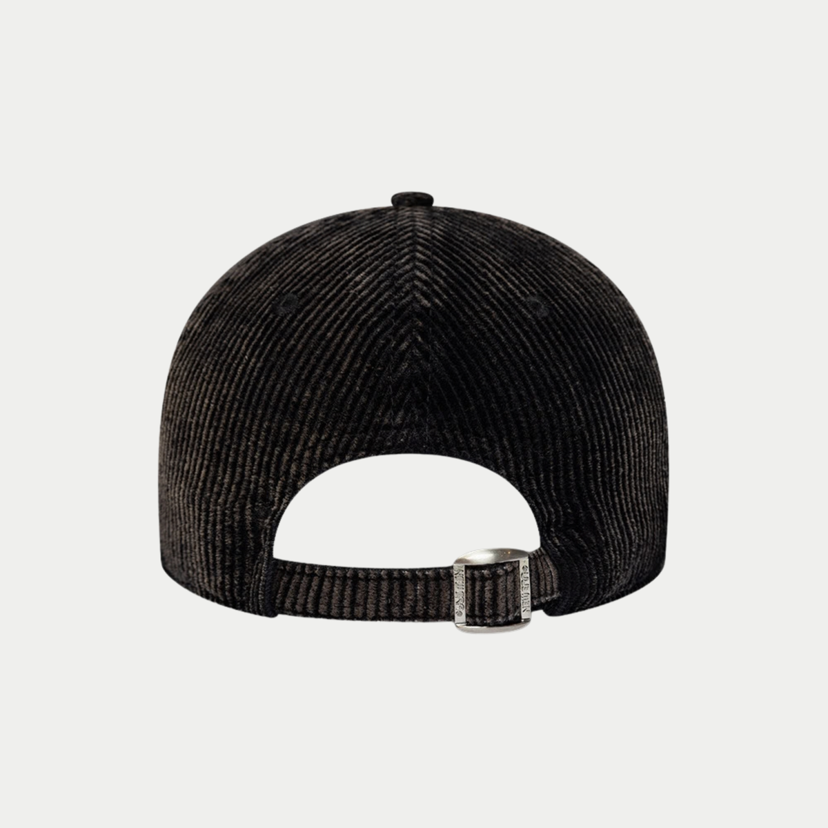 Dos de la casquette en velours côtelé noir délavé, sangle assortie et boucle métal