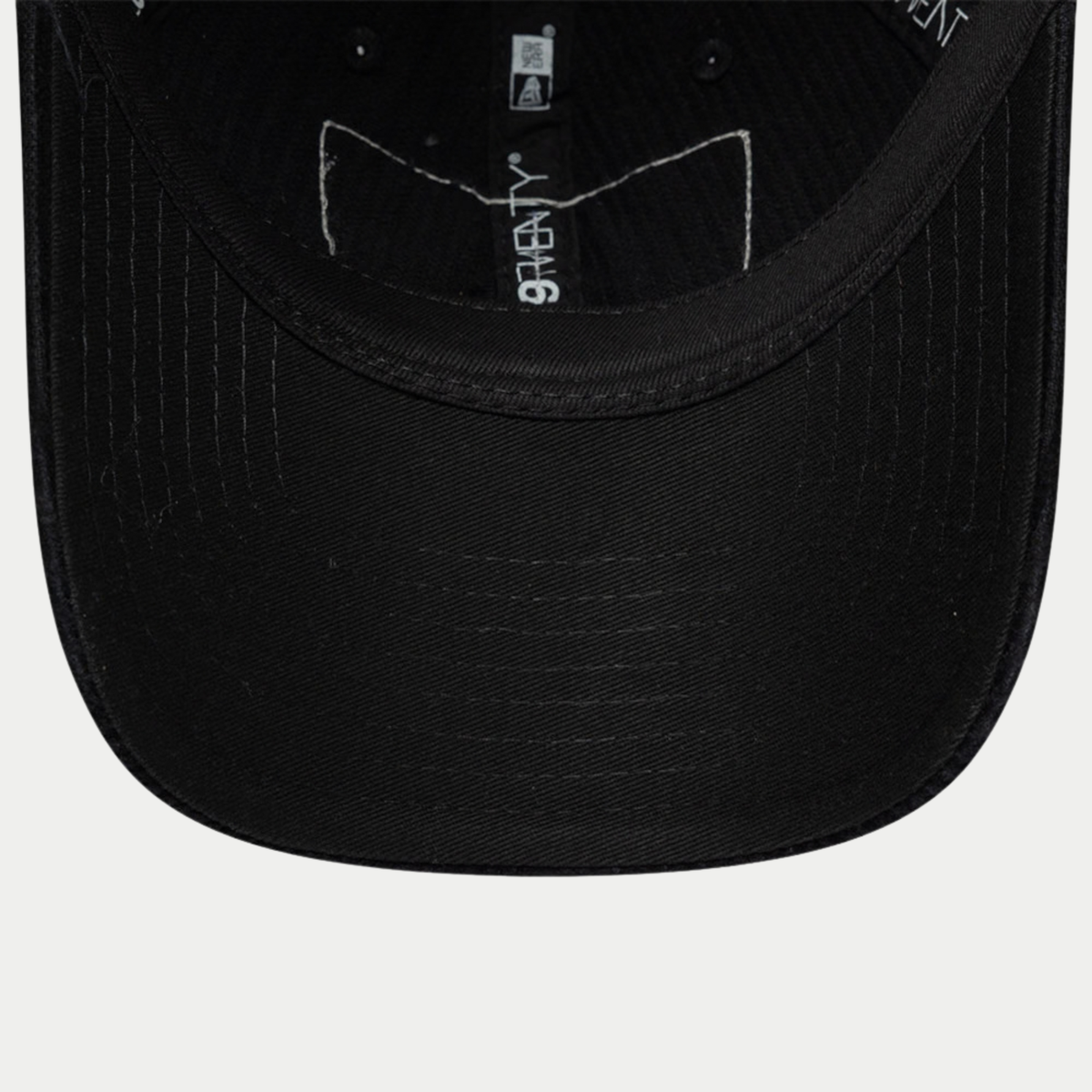Dessous de la visière noir uni et bande intérieure siglée 9Twenty