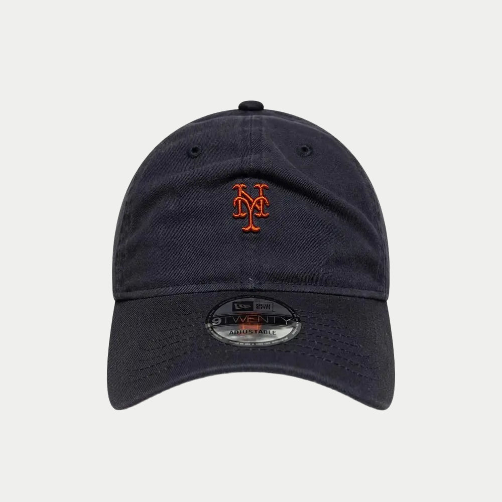 Vue de face : le mini logo Mets orange brodé au centre d'une toile coton bleu marine au délavé washed