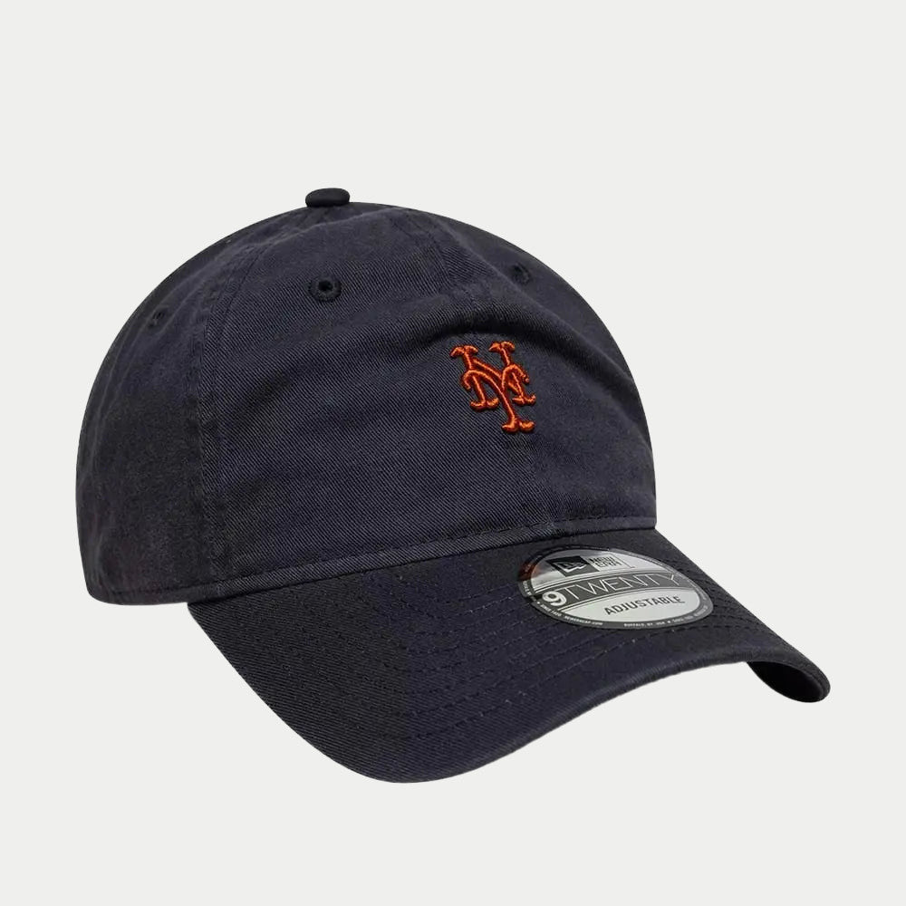 Casquette Mets bleu marine vue de trois-quarts droit, petit logo orange brodé sur le panneau latéral