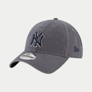 Casquette 9Twenty gris ardoise de trois quarts, monogramme NY bleu marine cerné de blanc