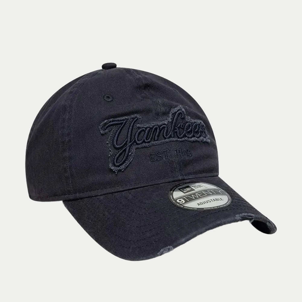 Trois-quarts droit de la casquette Yankees, bord de visière volontairement usé, esprit distressed denim