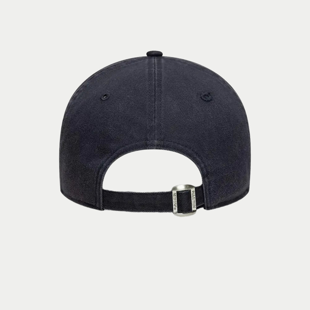 Arrière de la casquette bleu marine délavée, sangle en toile et boucle métal glissière au tour de tête