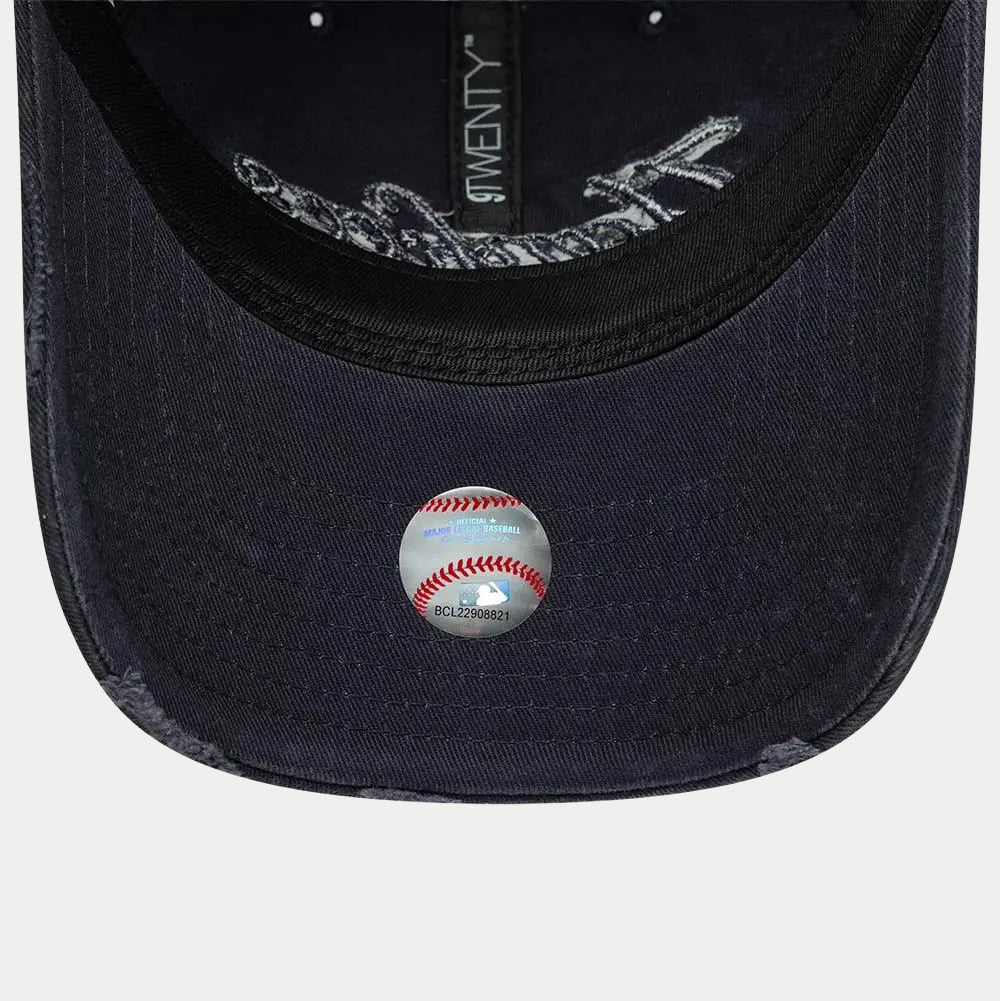 Dessous de visière bleu marine, bandeau noir, envers de la broderie Yankees et pastille MLB officielle