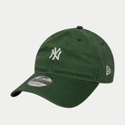Casquette 9Twenty vert foncé vue de trois-quarts, mini logo NY des New York Yankees brodé blanc cassé