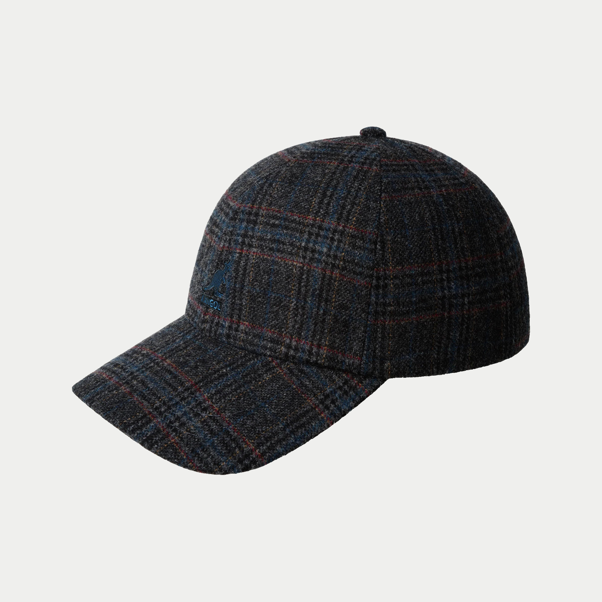 Casquette à carreaux noire Kangol, vue trois-quarts avant, rabats d'oreilles relevés et logo kangourou bleu brodé sur le côté