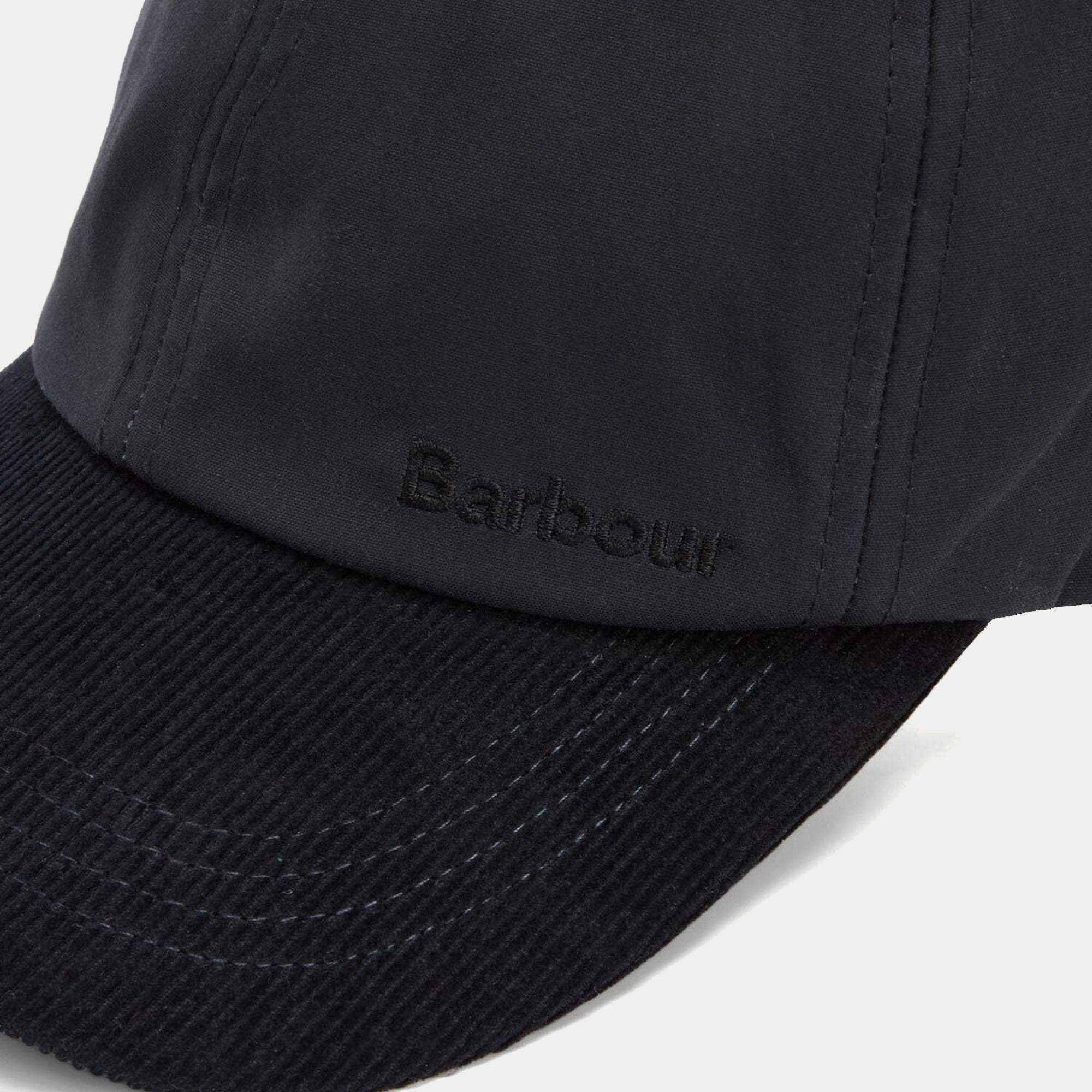 Casquette Ashby marine Barbour - gros plan sur la broderie Barbour et la visière côtelée