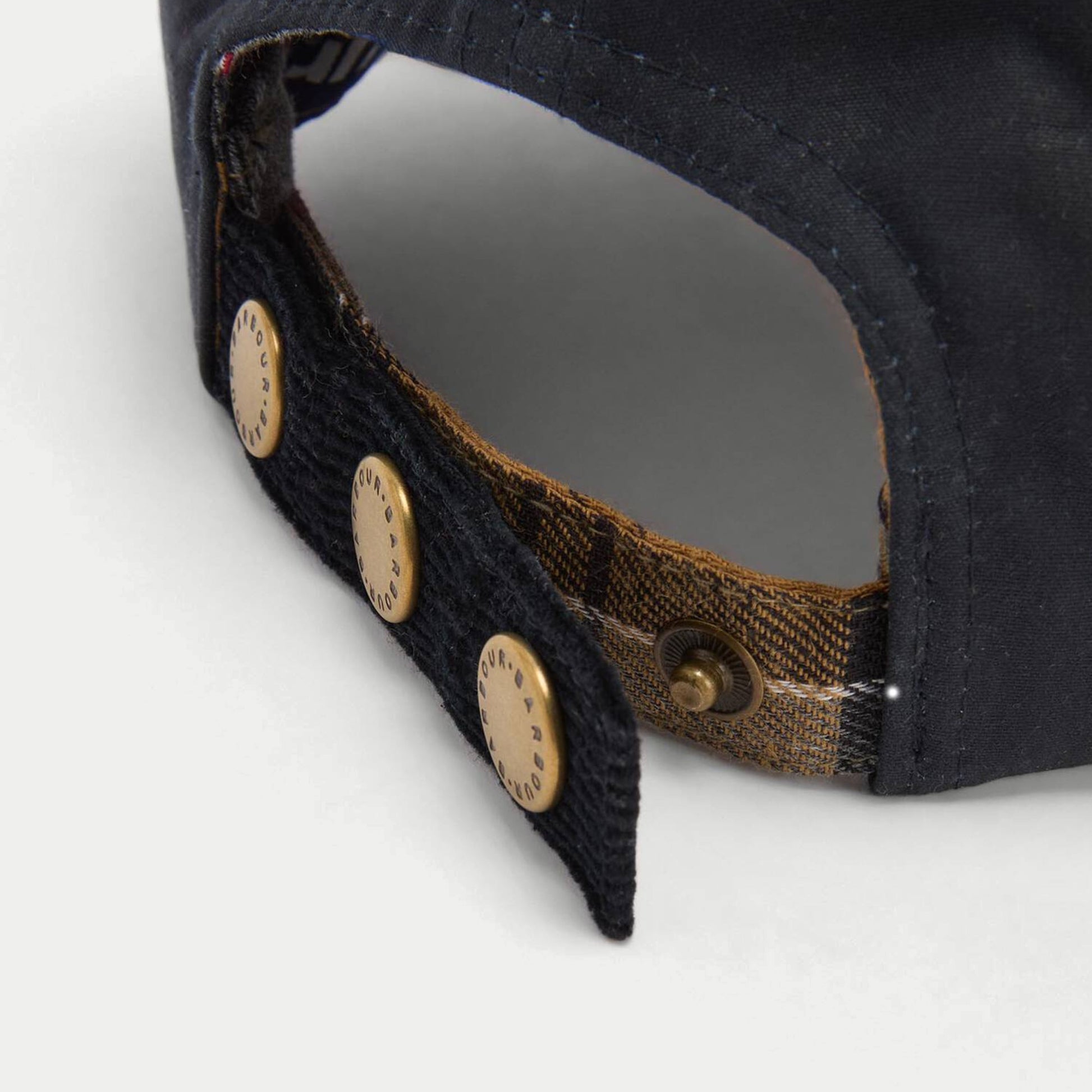 Casquette Ashby marine Barbour - gros plan sur la sangle ouverte et la doublure tartan