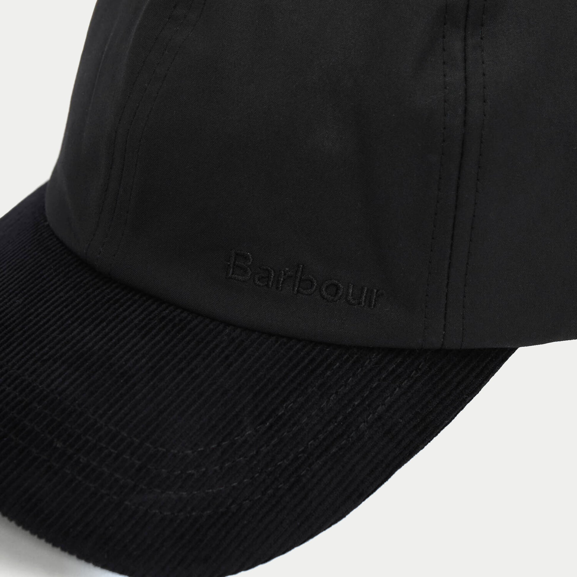 Casquette Ashby noire Barbour - gros plan sur la broderie Barbour et la visière côtelée