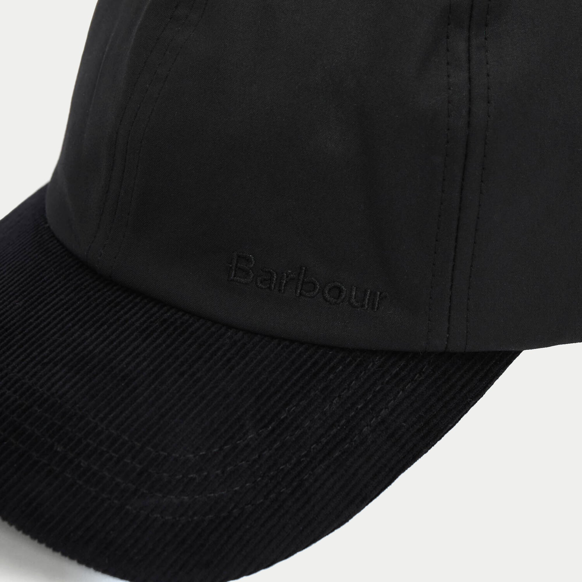 Casquette Ashby noire Barbour - gros plan sur la broderie Barbour et la visière côtelée