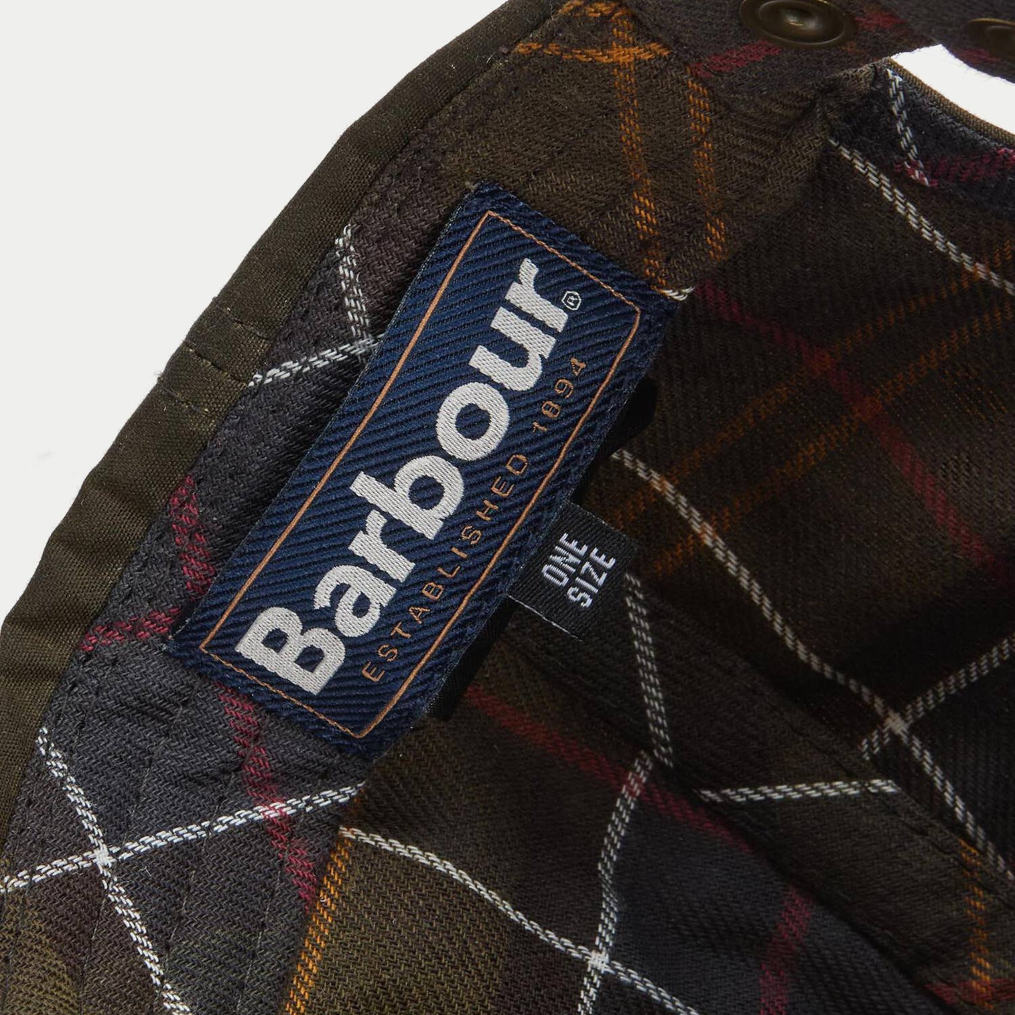 Casquette Ashby olive Barbour - gros plan sur l'étiquette Barbour cousue dans la doublure tartan