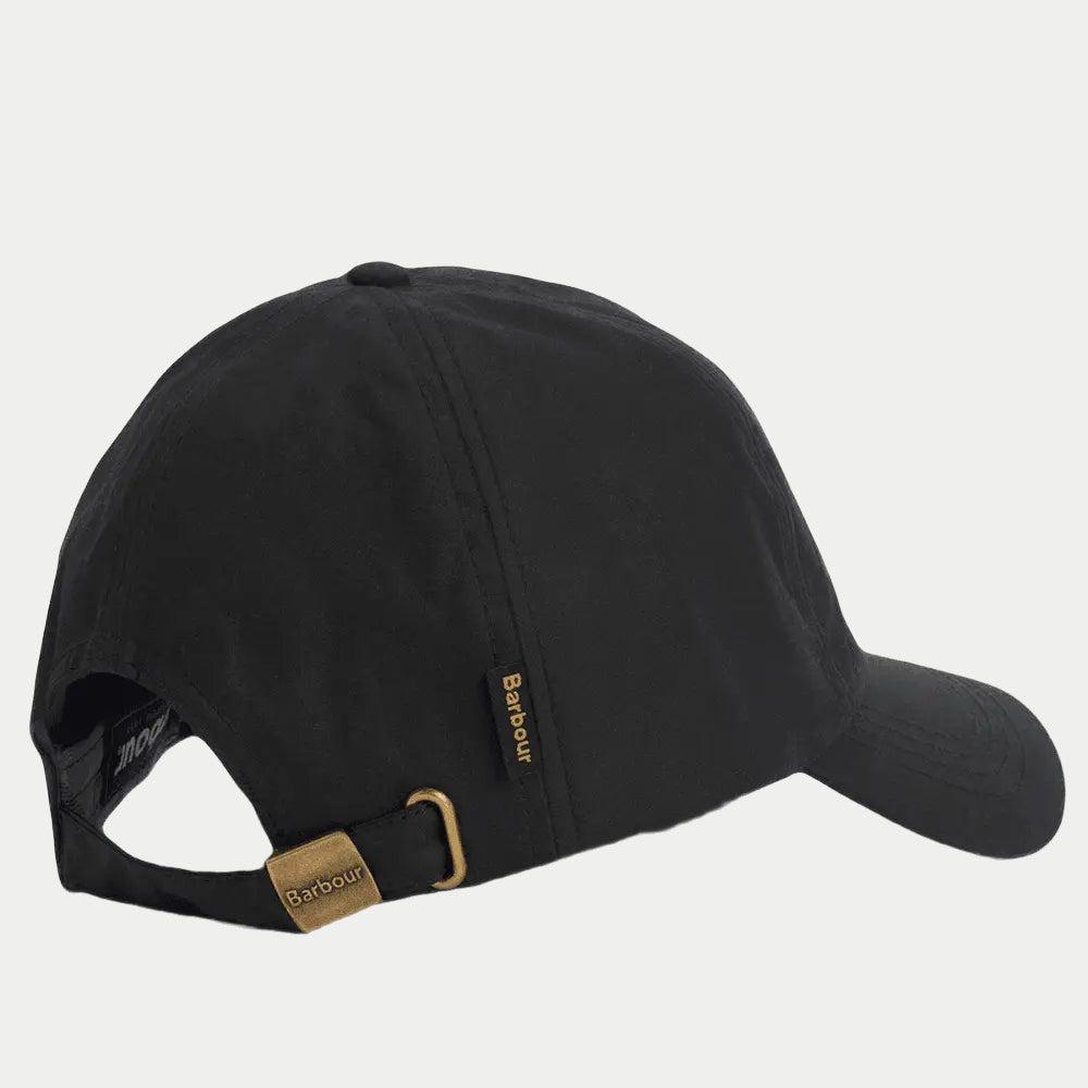 Casquette Wax Sports noire Barbour - vue arrière, sangle réglable à boucle laiton et étiquette drapeau
