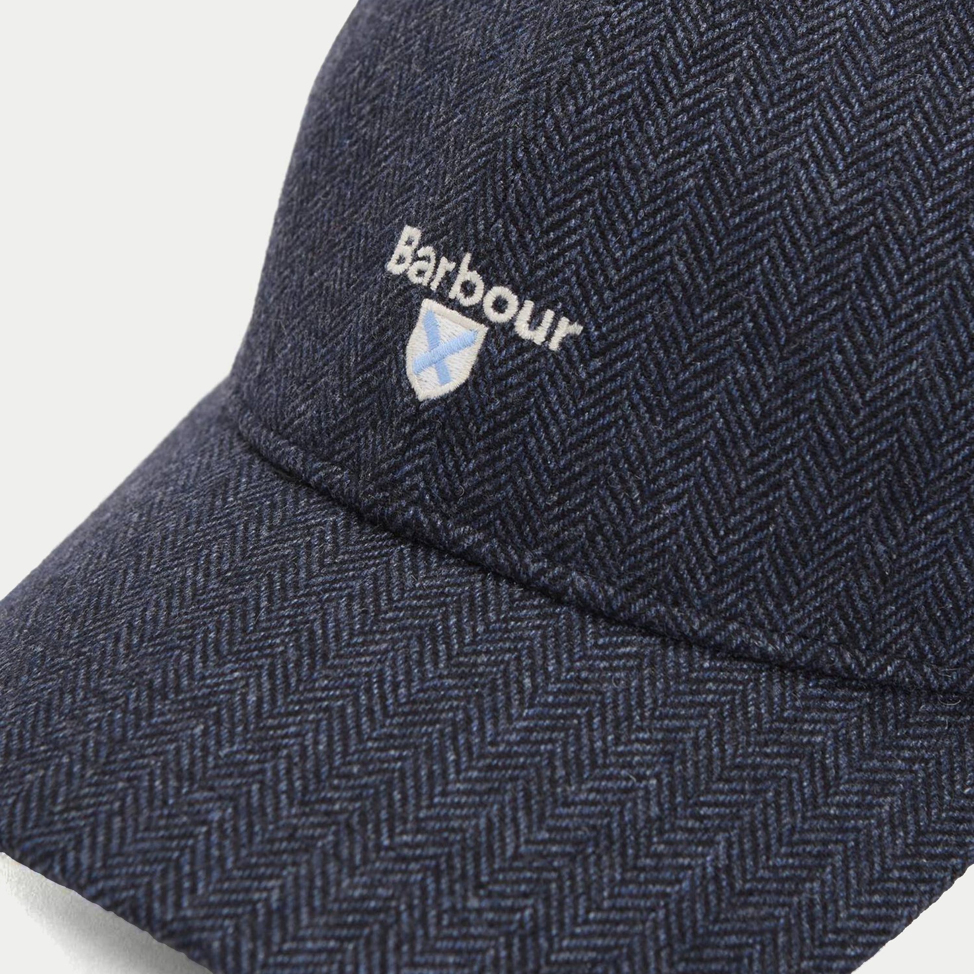 Casquette Barlow marine Barbour - gros plan sur l'écusson brodé et le tissage à chevrons