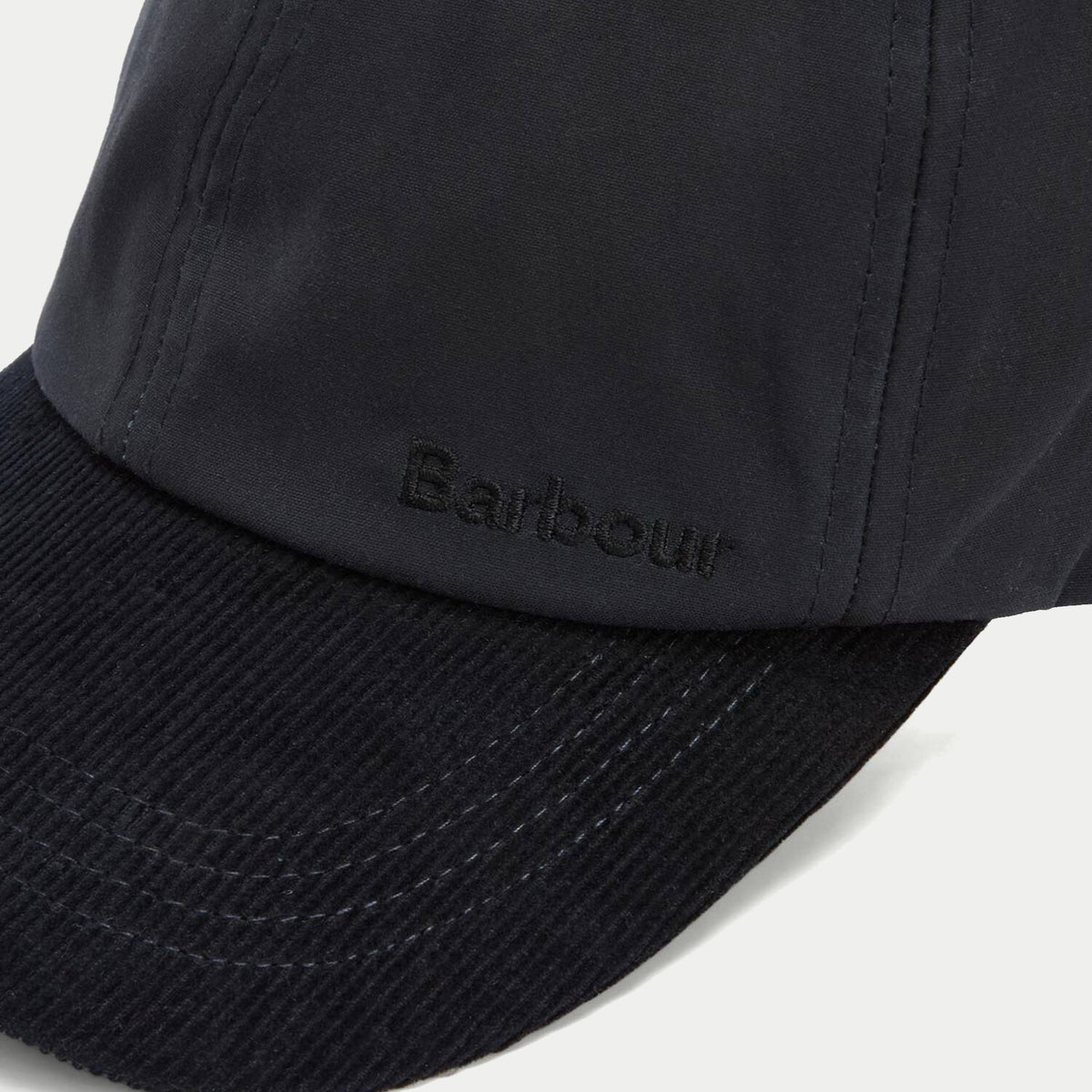 Casquette Ashby marine Barbour - gros plan sur la broderie Barbour et la visière côtelée