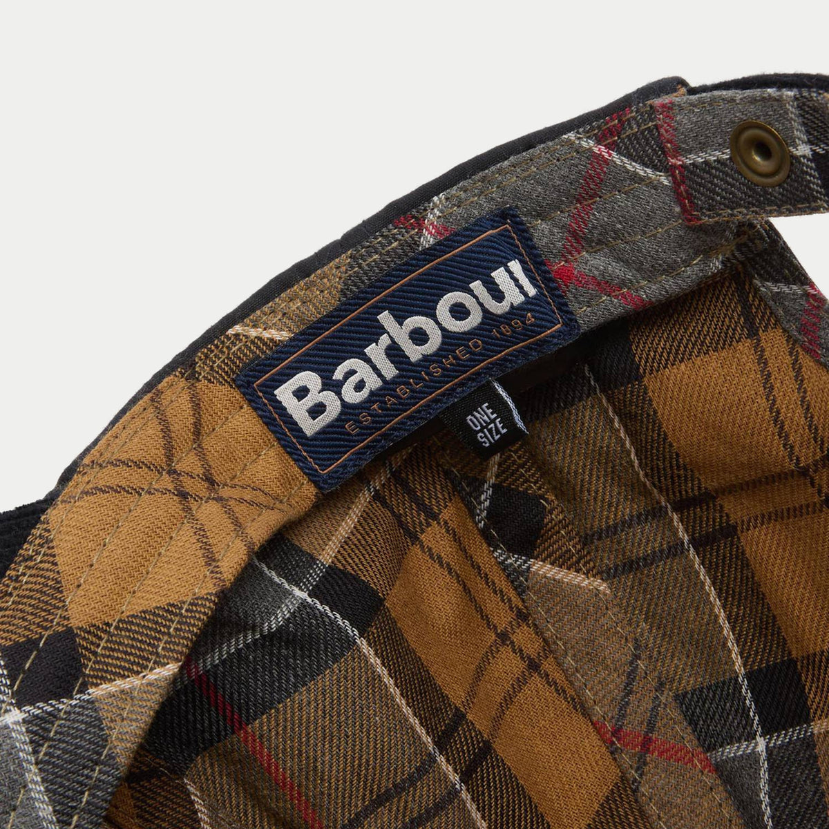 Casquette Ashby marine Barbour - gros plan sur l'étiquette Barbour cousue dans la doublure tartan