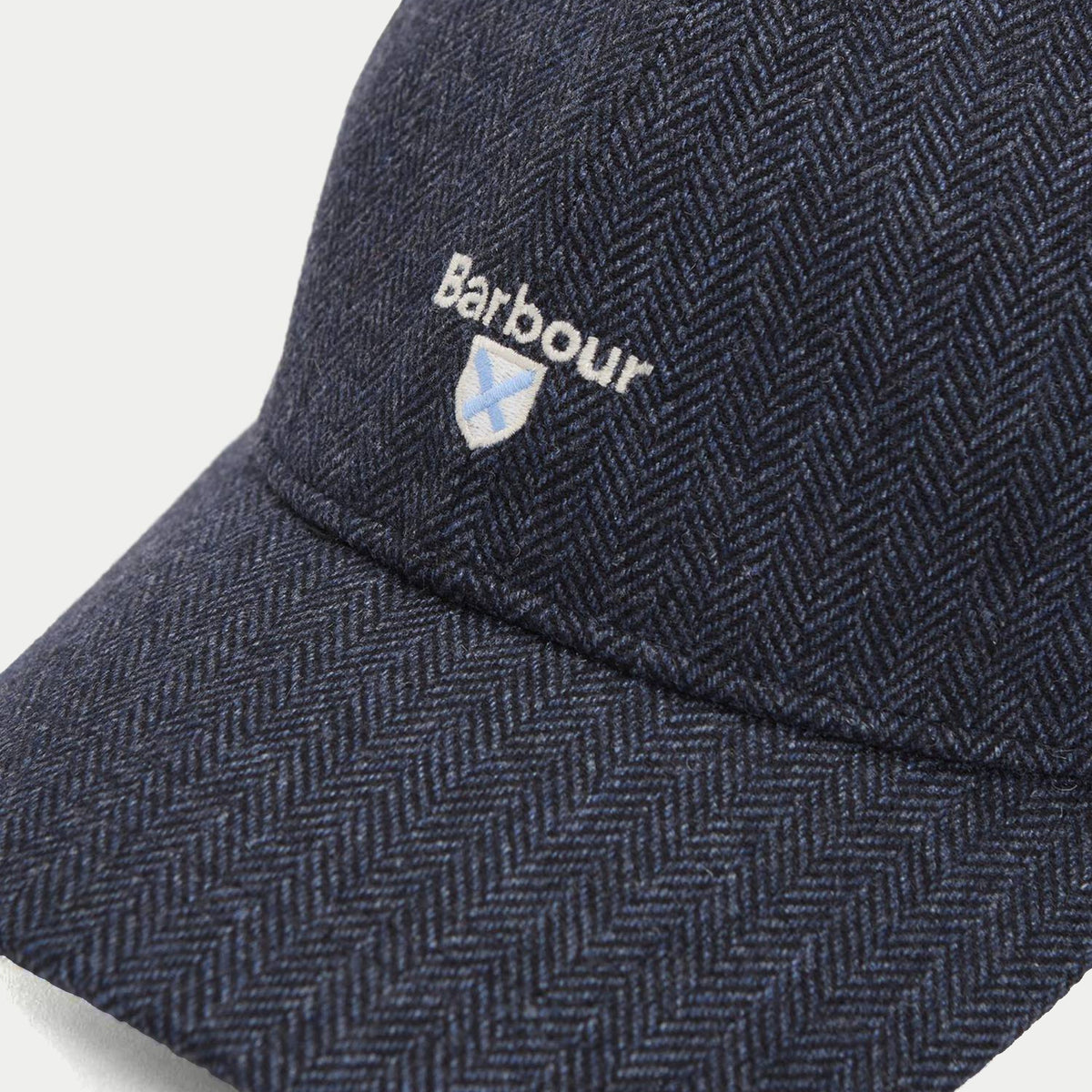 Casquette Barlow marine Barbour - gros plan sur l'écusson brodé et le tissage à chevrons