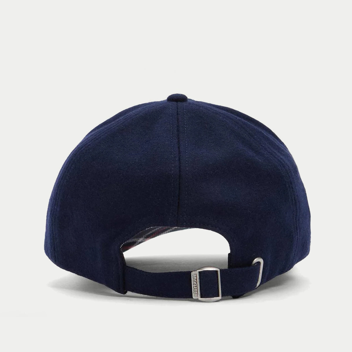 Dos de la casquette Bowery Barbour bleu marine : sangle de réglage à boucle métal gravée et doublure tartan apparente.