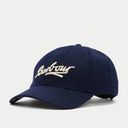 Casquette Bowery Barbour en drap de laine bleu marine, vue de trois quarts, logo script écru brodé et visière incurvée.