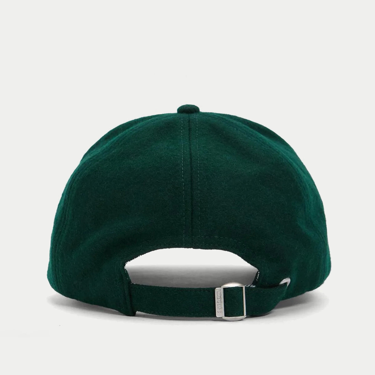 Dos de la casquette Bowery vert forêt : sangle de réglage en drap de laine et boucle métal argentée gravée Barbour