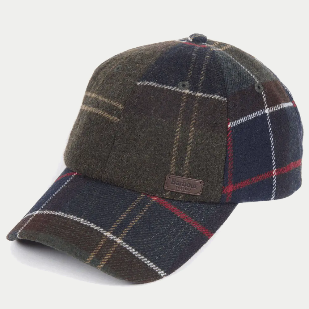 Casquette baseball Barbour Galingale Tartan Olive, vue trois-quarts avant gauche avec badge Barbour embossé au front