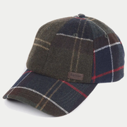 Casquette baseball Barbour Galingale Tartan Olive, vue trois-quarts avant gauche avec badge Barbour embossé au front