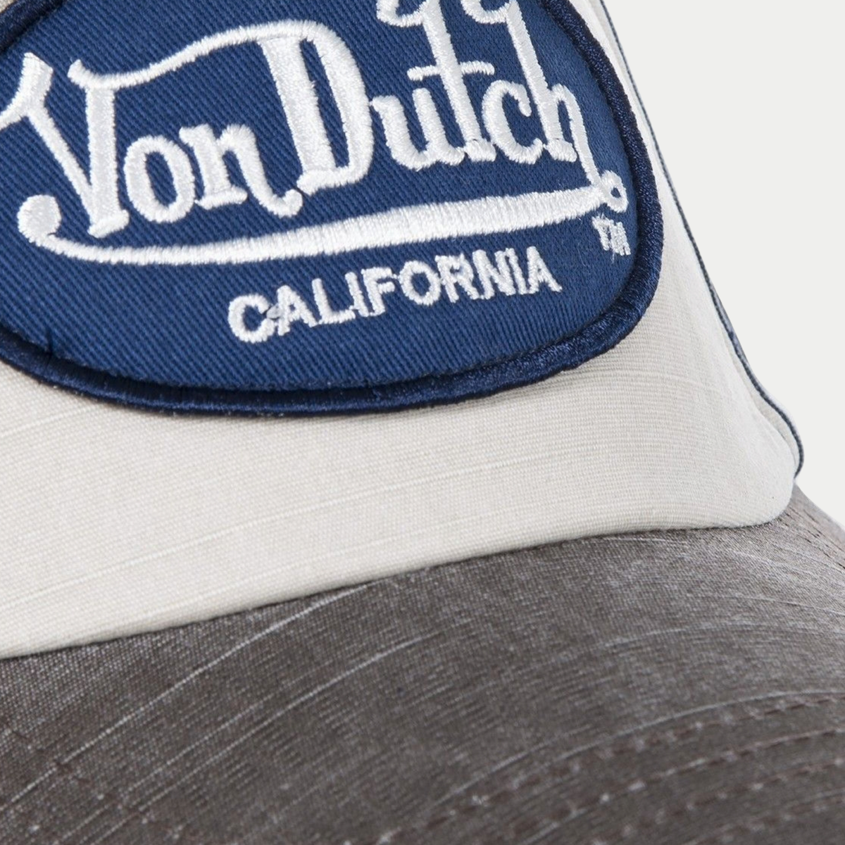 Casquette baseball Jack gris et bleu Von Dutch - détail de l'écusson brodé blanc sur fond bleu