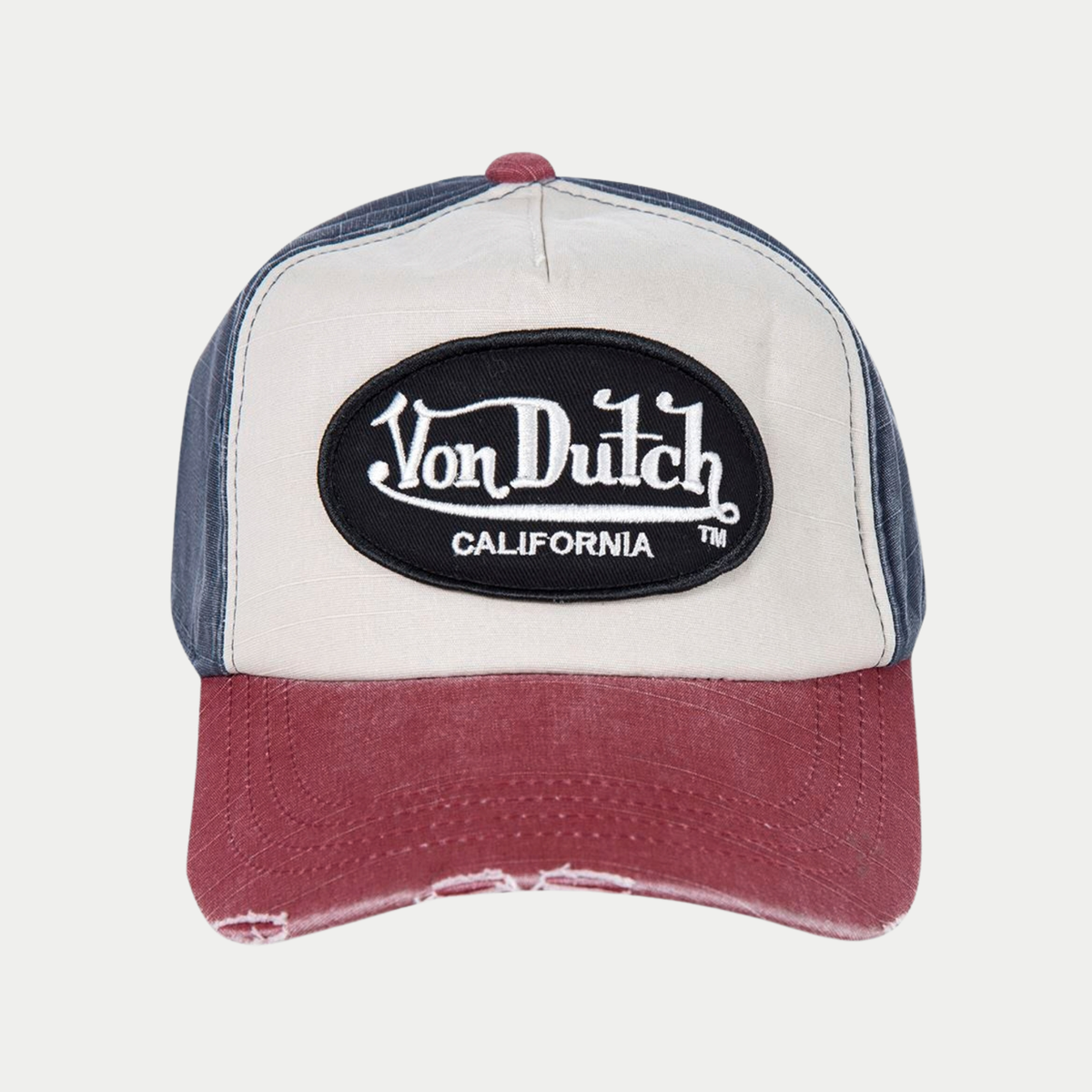 Casquette baseball Jack rouge et bleu Von Dutch - vue de face, écusson ovale noir California brodé blanc