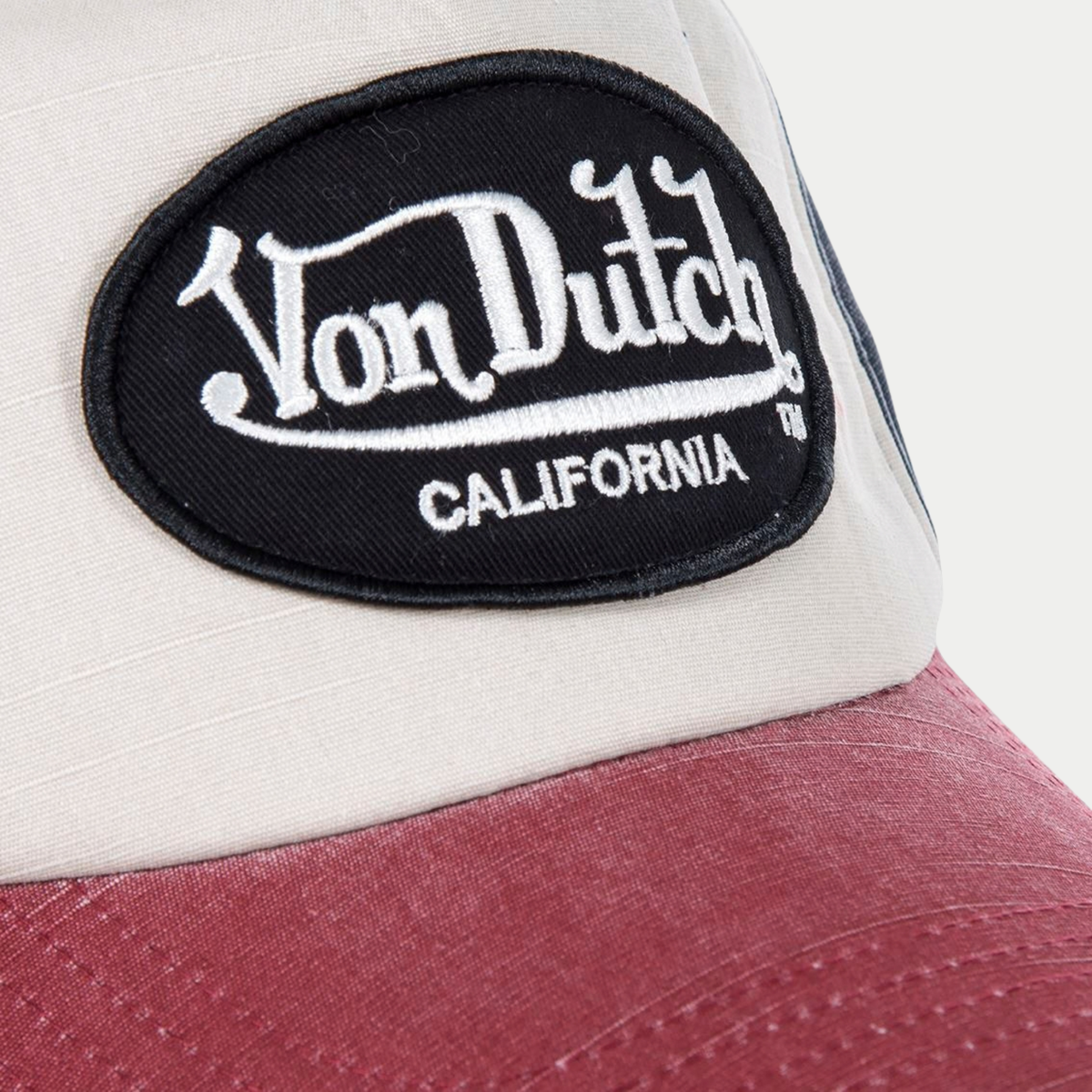 Casquette baseball Jack rouge et bleu Von Dutch - gros plan de l'écusson brodé sur le devant blanc cassé