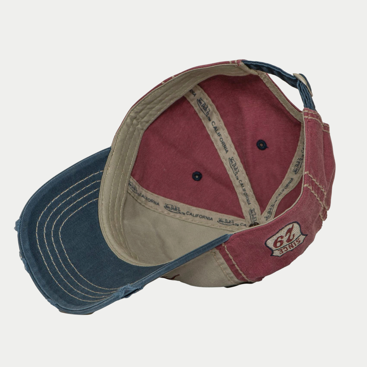 Intérieur de la casquette baseball Von Dutch Retro, ruban logoté California et visière bleu marine