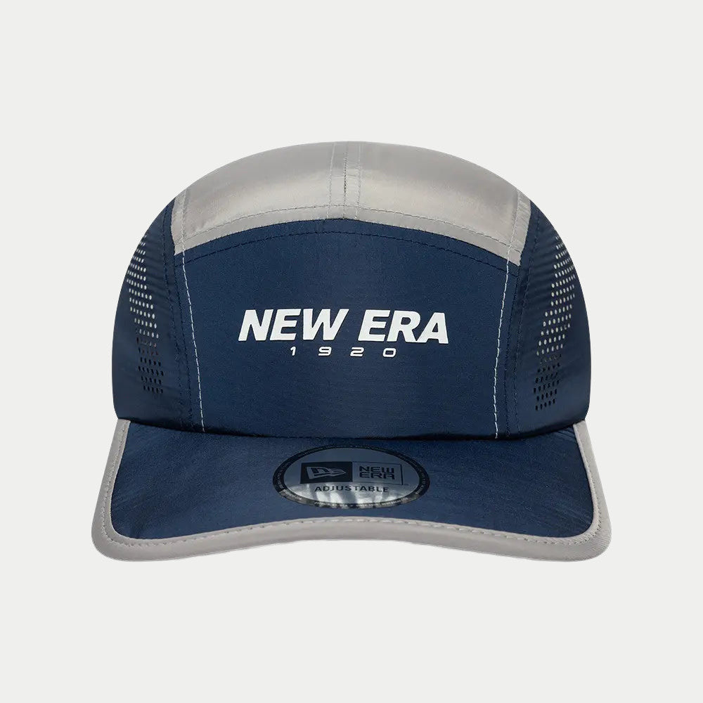 Casquette Runner New Era bleu marine de face, panneaux hauts gris clair