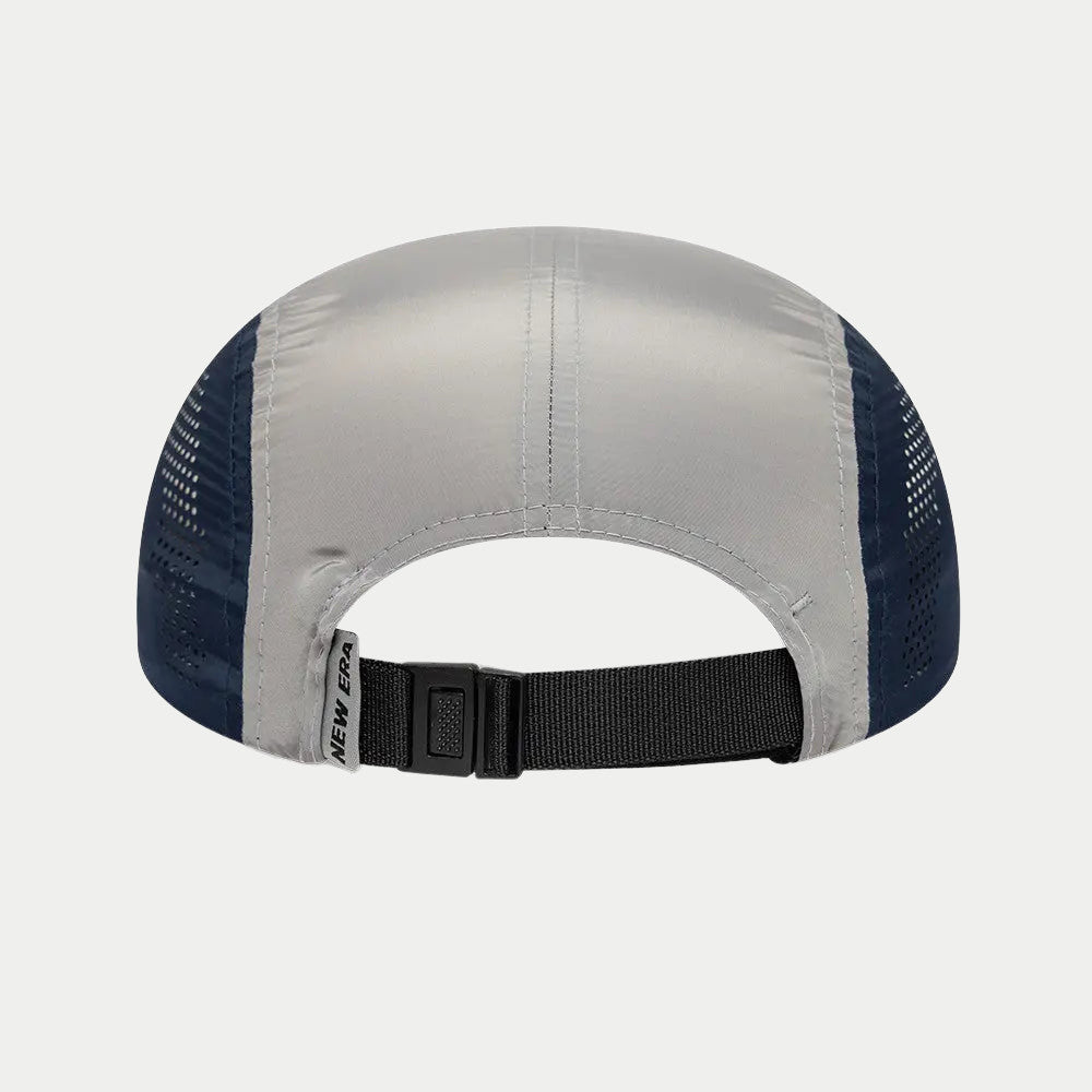 Dos de la casquette Runner New Era bleu marine, sangle à clip plastique noir
