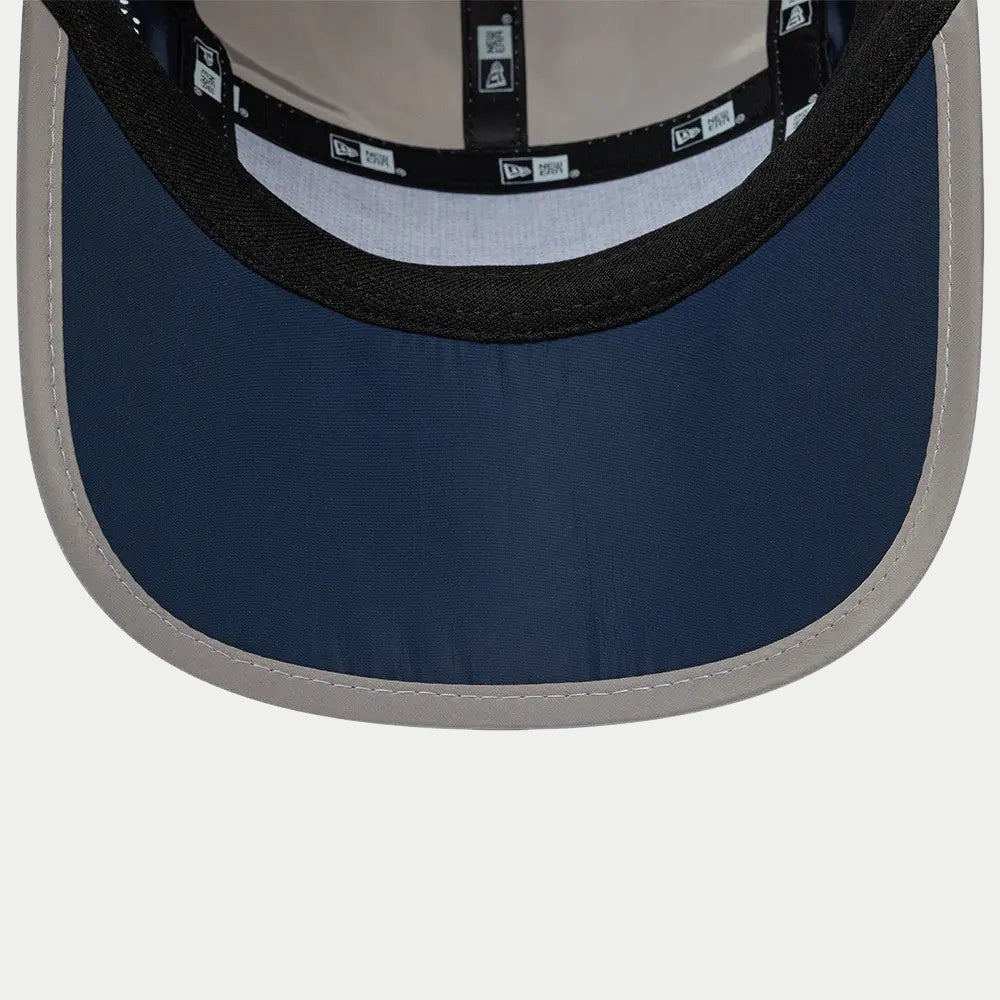 Dessous de visière bleu marine et bordure grise de la casquette Runner New Era