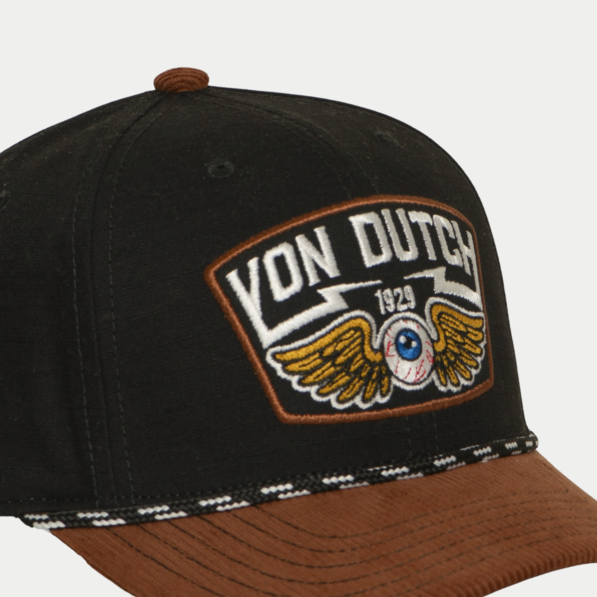 Casquette baseball S-Curved noire et marron Von Dutch - détail de l'écusson brodé et du velours côtelé