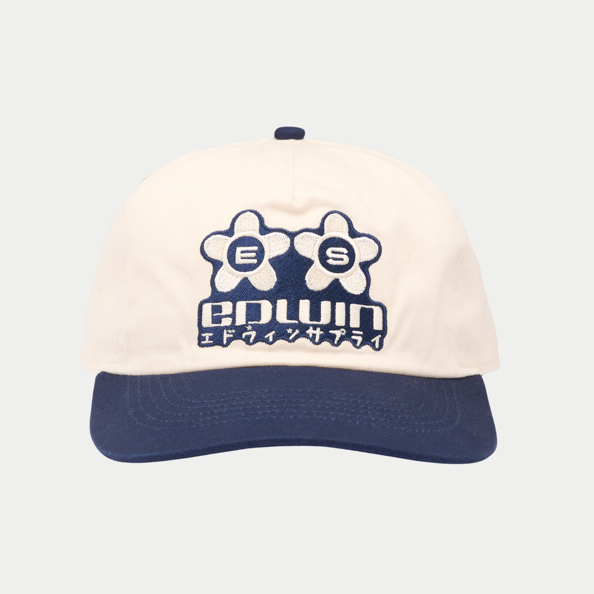 Casquette Sakura Edwin Maritime Blue, calotte écrue et visière bleu marine, double fleur de cerisier brodée - vue de face