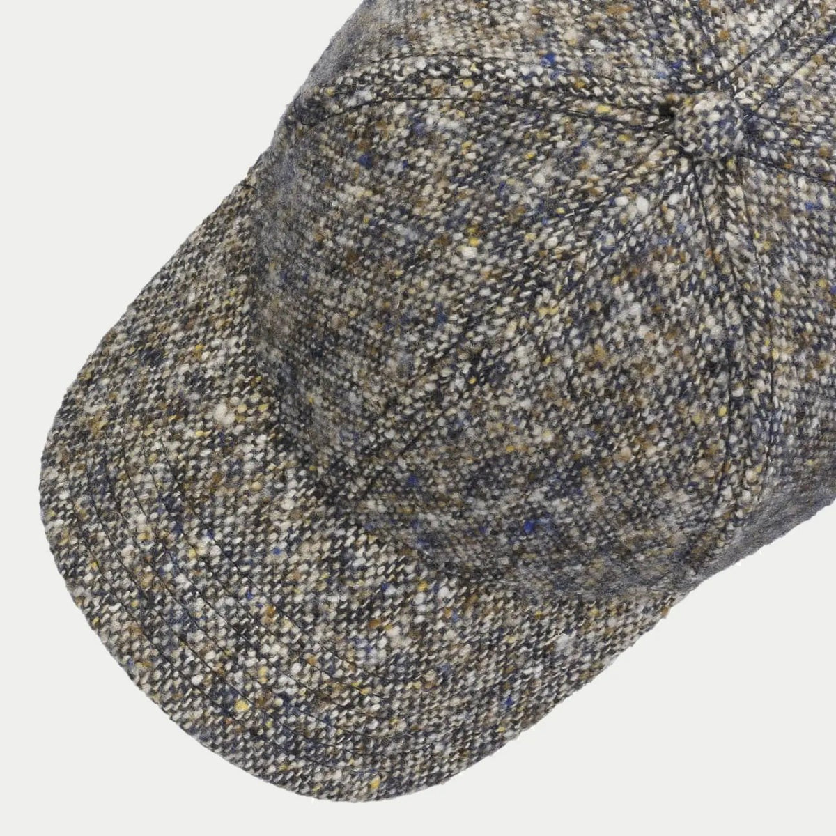 Détail de la visière pré-courbée et de ses surpiqûres, tweed Donegal beige moucheté de bleu - Stetson