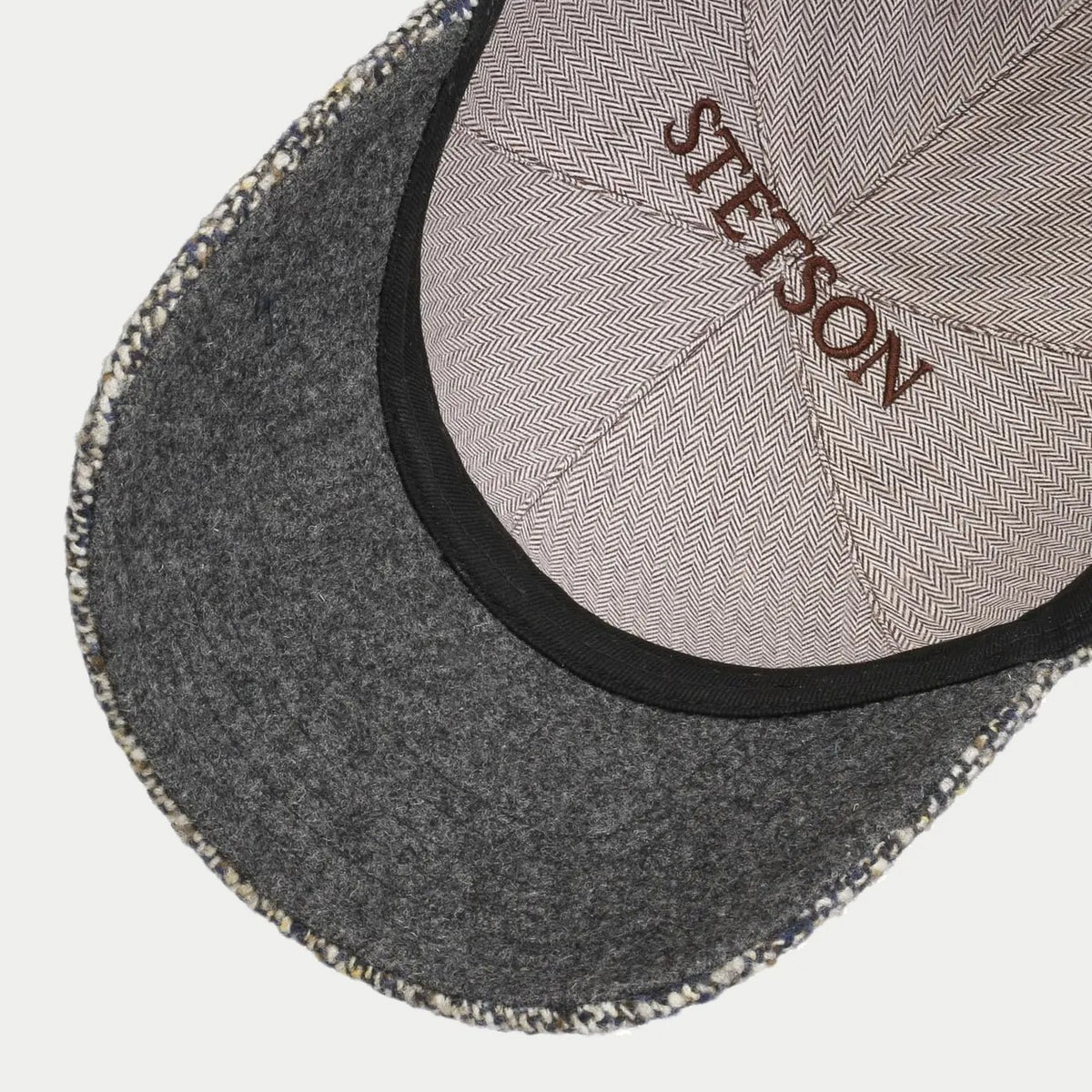 Dessous de visière en feutre de laine gris et doublure chevron beige brodée Stetson, casquette tweed Donegal