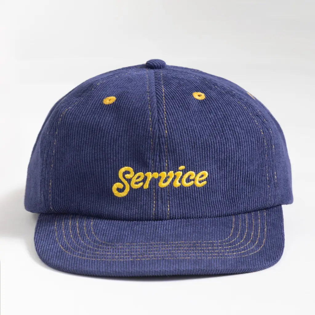 Casquette Service Script bleu marine vue de face, visière souple surpiquée de jaune