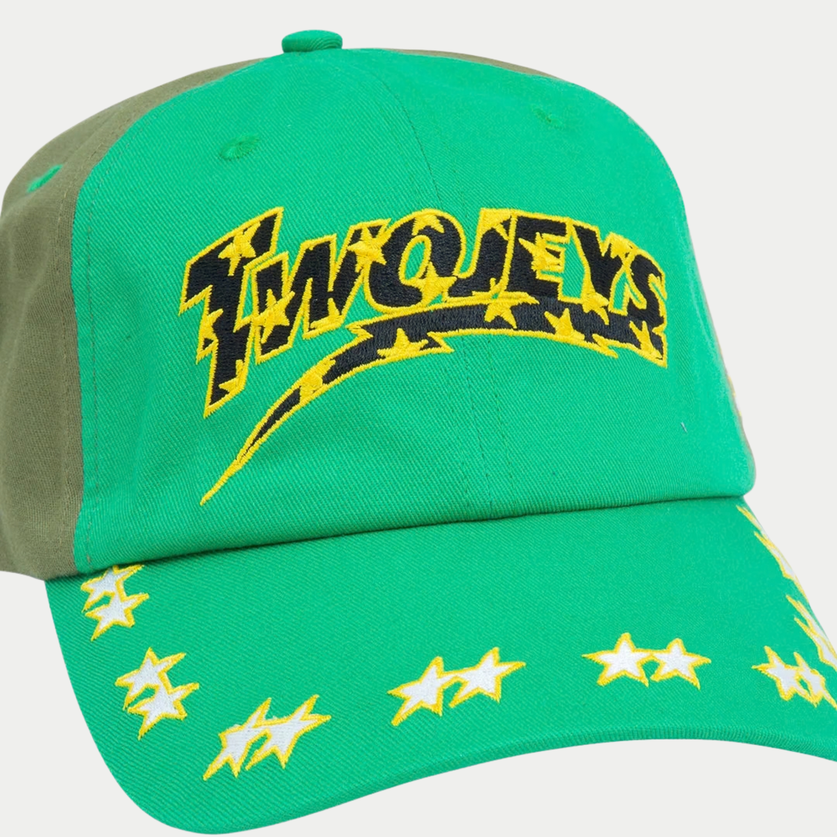 Gros plan sur le logo Twojeys brodé noir et jaune du devant vert de la casquette