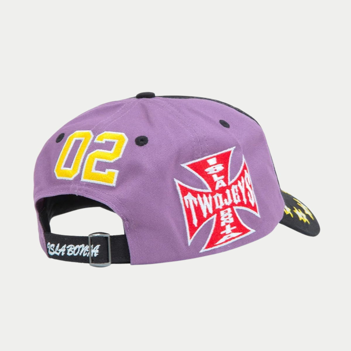 Dos de la casquette brodée Twojeys violette : numéro 02, croix rouge Isla Bonita et sangle